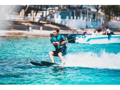 130-3-244922011_action kuva