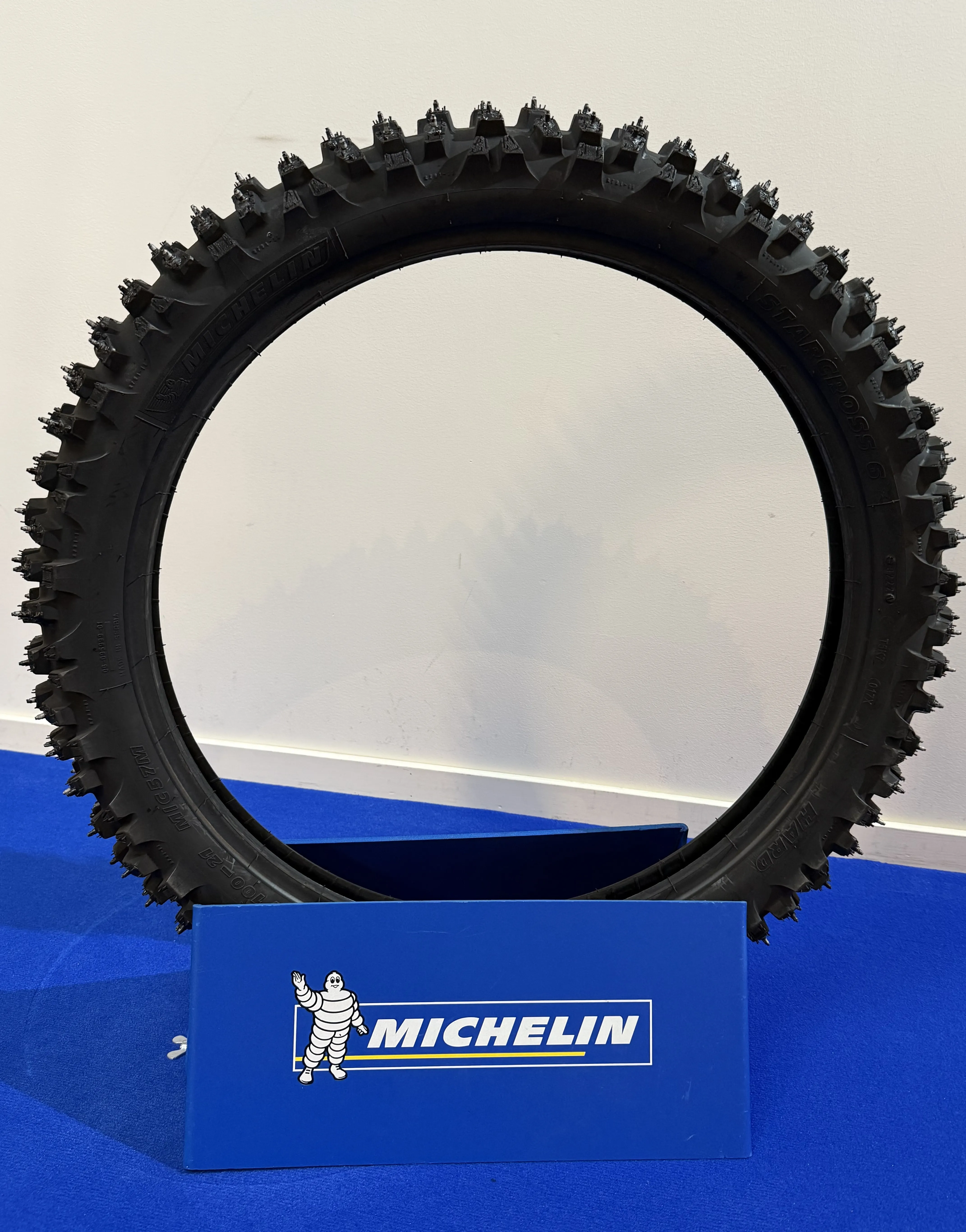 Michelin Starcross 6 Hard front studded-side shot kuva
